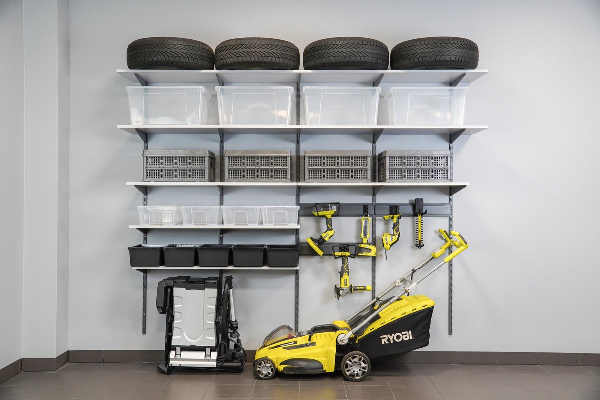 Garage Sportgeräte aufgehängt